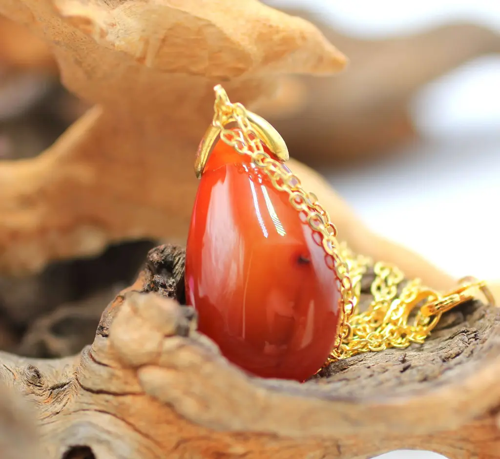 Pendentif goutte en Cornaline (avec chaine dorée)