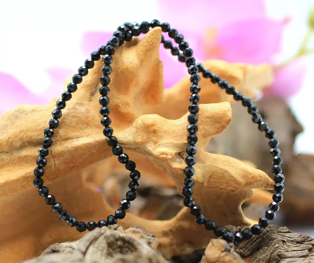 Collier en perles 4mm facettées en Spinelle noire