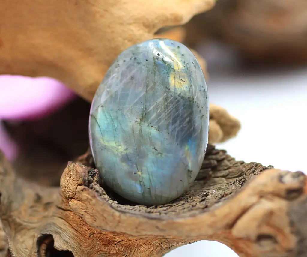 Galet plat en Labradorite violette