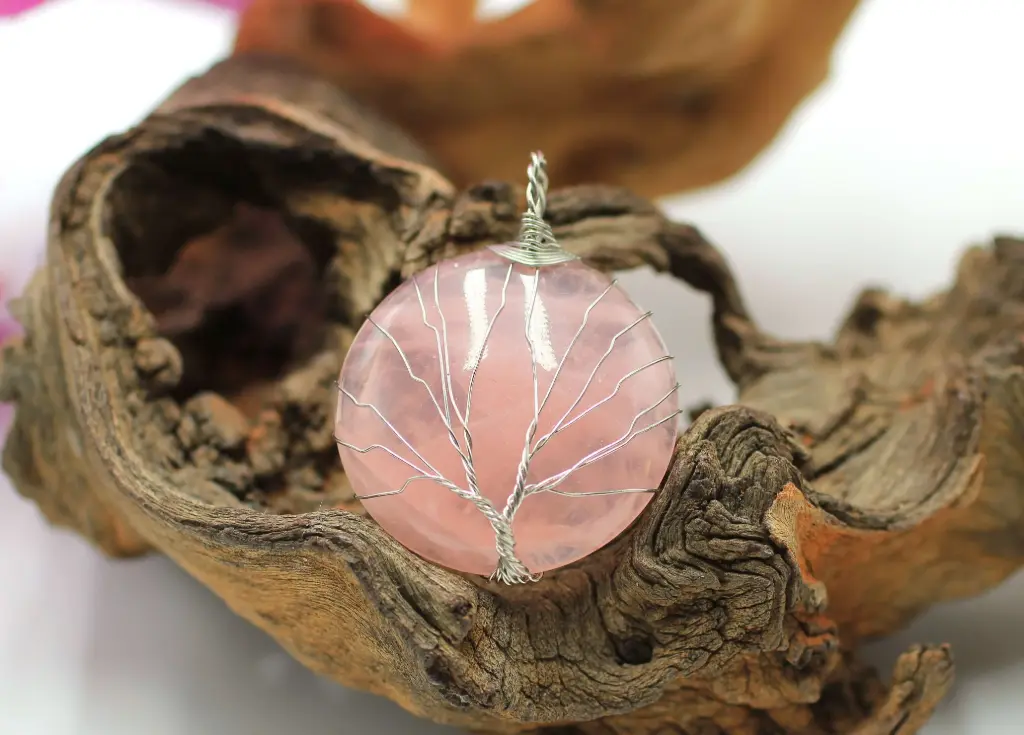 Pendentif rond et Arbre de vie en Quartz rose