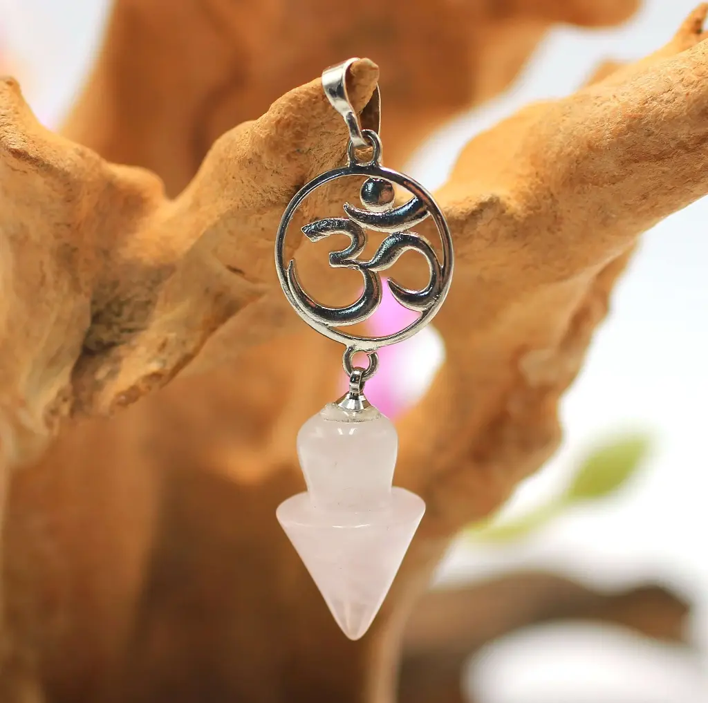 Pendentif pointe en Quartz rose et symbole Om