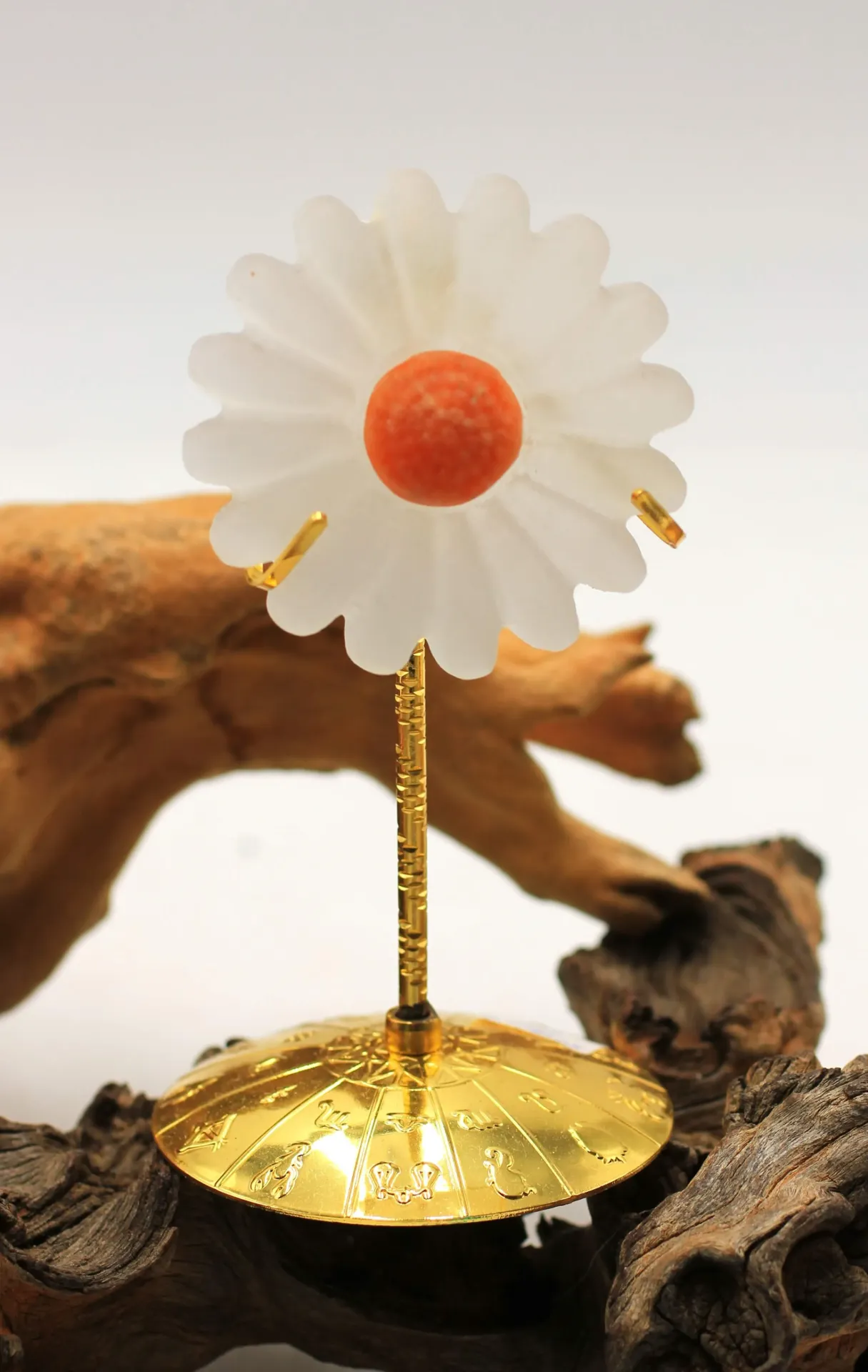Marguerite en Sélénite sur socle du zodiaque doré