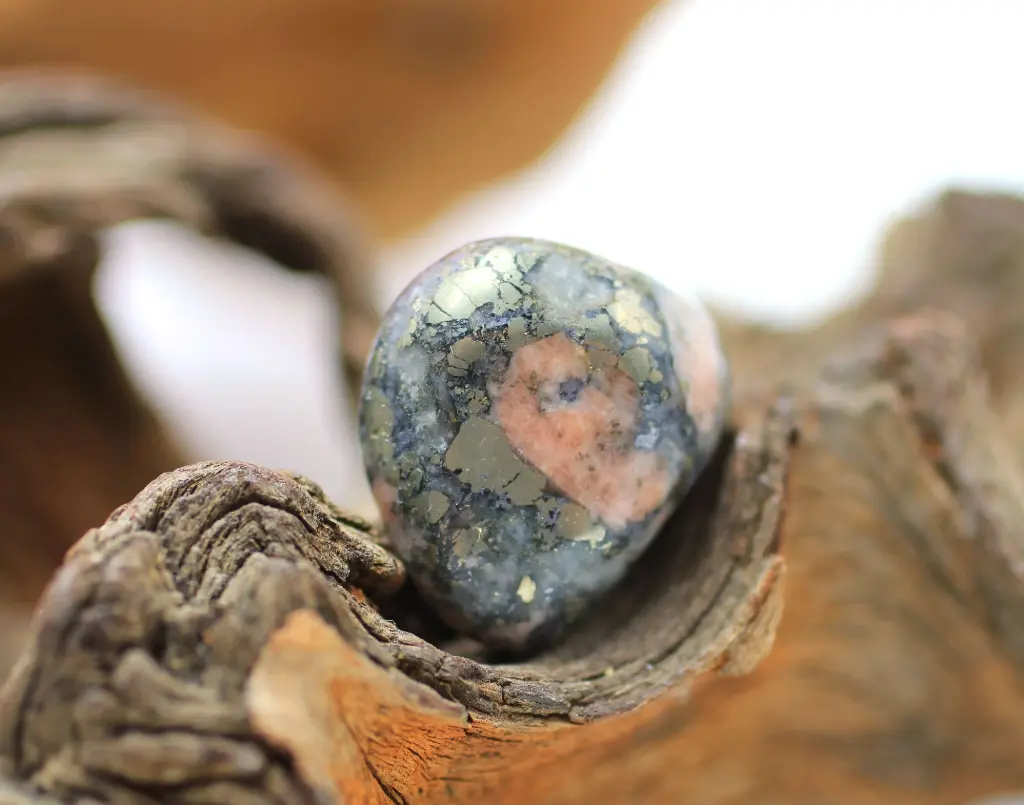 Triplite-Wagnerite-Pyrite roulée