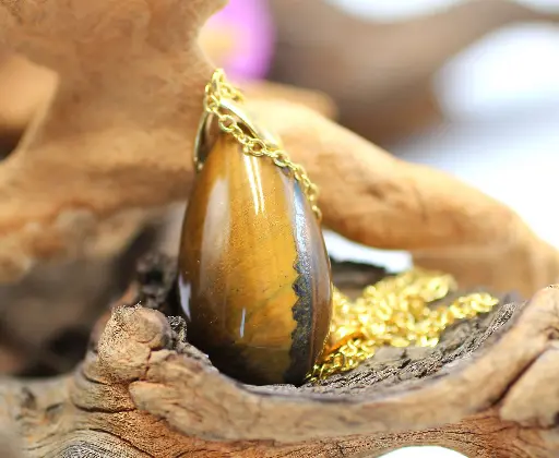Pendentif goutte en Œil de tigre sur chaine dorée