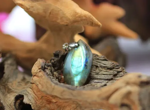 Pendentif feuille en Labradorite