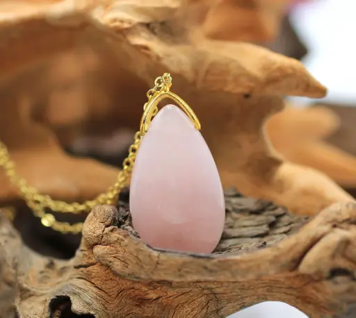 Pendentif goutte en Quartz rose (avec chaine dorée)