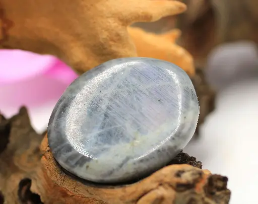 Galet plat en Labradorite violette