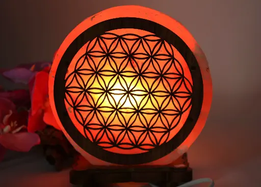 Lampe disque en Sel de l'Himalaya (Halite) et motif Fleur de vie