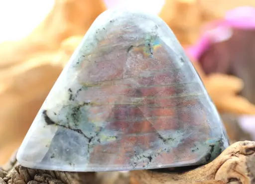 Rocher en Labradorite rose