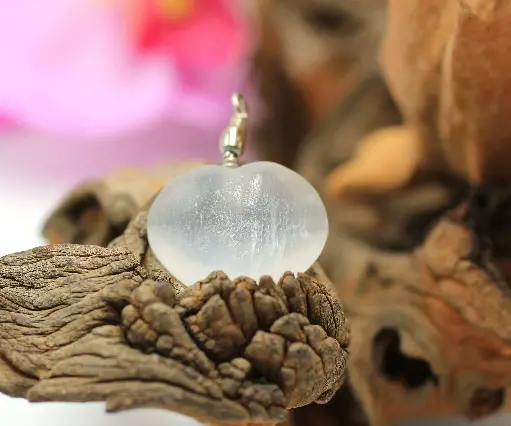 Pendentif cœur en Sélénite