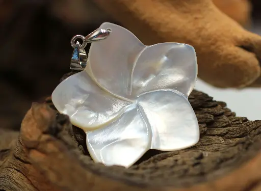 Pendentif fleur de Tiaré en Nacre