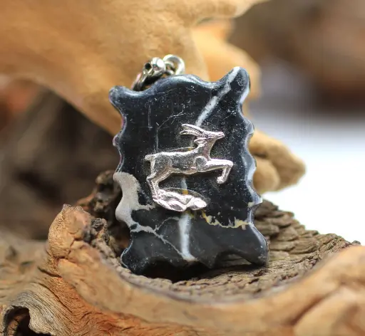 Porte-clé en Marbre noir et signe du Capricorne