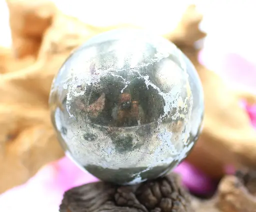 Sphère en Pyrite sur quartz