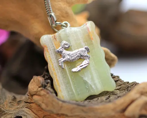 Porte-clé en Onyx vert et signe du Bélier