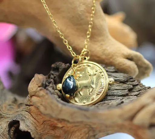 Chaine en acier doré et Médaille Totem Cerf et Agate mousse