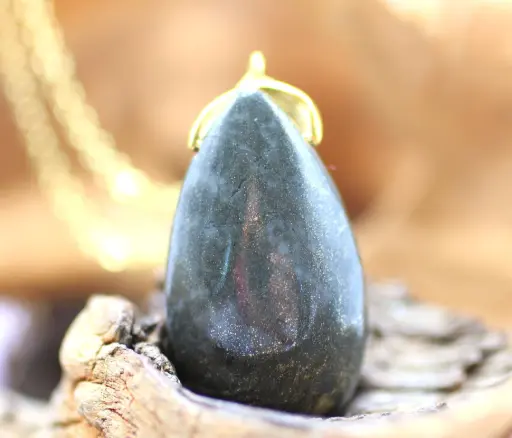 Pendentif goutte en Pyrite (sur chaine dorée)