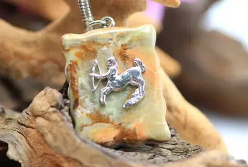 Porte-clé en Onyx vert et signe du Sagittaire